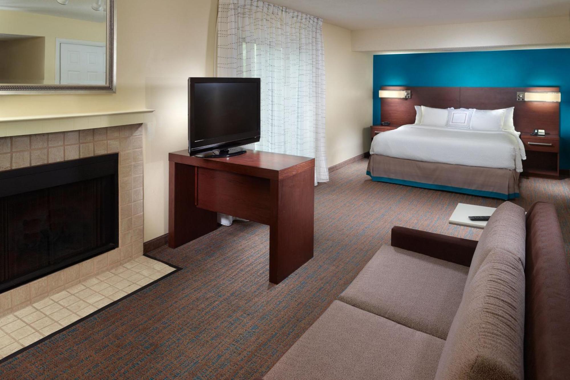 Hotel By Marriott Airport 3*